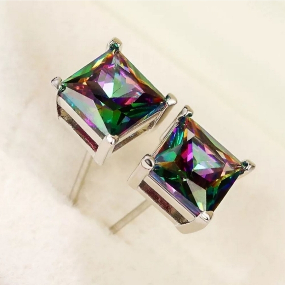 Cute Minimalist Cubic Zircon Stud Earings - Picture 2 of 4